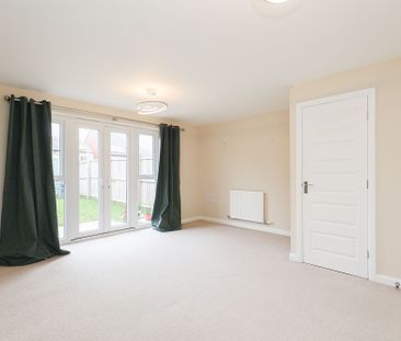 3 bedroom Semi-Detached House to rent - Photo 4
