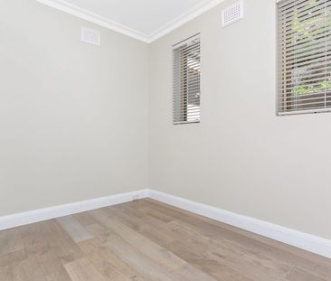 Restored Apartment With Private Courtyard & Additional Office / Studio - Photo 3