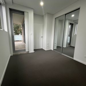 Modern three bedroom unit - 20% below market rent - Photo 2