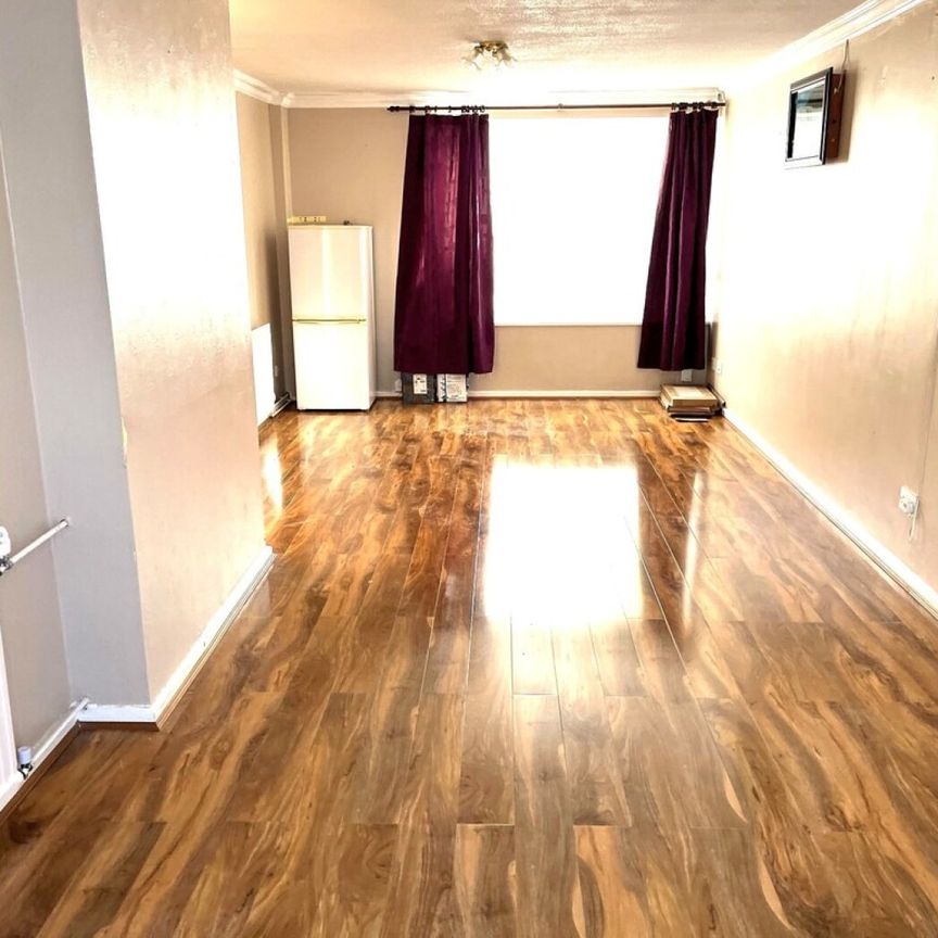 3 bedroom Mid Terraced House - Coventry Close, Stevenage - Photo 1