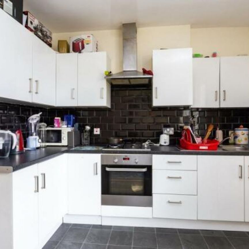 2 Bedroom Flat To Let - Photo 1