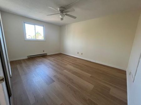 316 Kingsdale Ave. Unit 302 - 3 bed, 2 bath - Photo 2