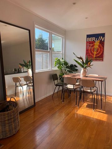 Sun filled, renovated, 3 bedroom family home - Photo 2