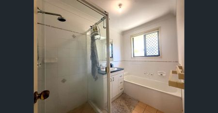 This fantastic family home with double side access and solar panels and big block - Photo 5