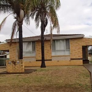 South Tamworth Unit - Photo 2