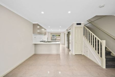 Exquisite Two-Storey Townhouse - Photo 3