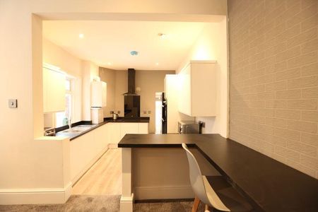 1 bedroom in a flat share to rent - Photo 5