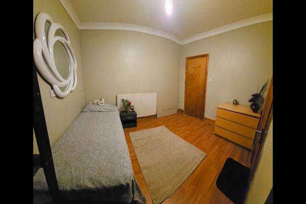 Room in a Shared House, Grove Green Road, E11 - Photo 1