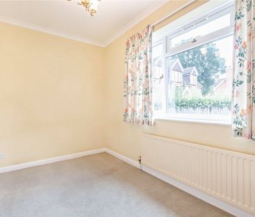 Exceptionally spacious bungalow in a quiet cul de sac in popular Ba... - Photo 2