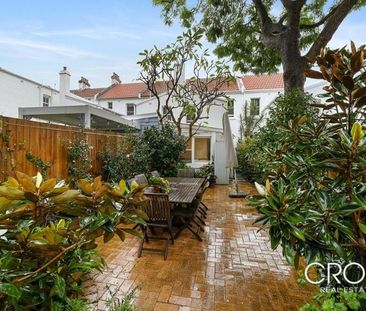 Character Filled Terrace With Enclosed Garden – Partially Furnished - Photo 4