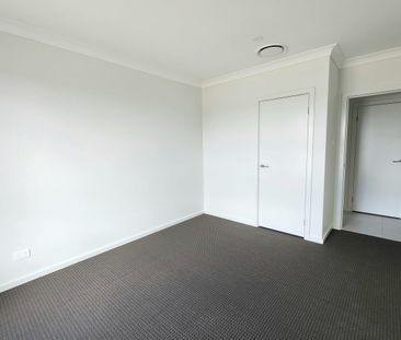 Modern 4-Bedroom Home with Open Living - Photo 5