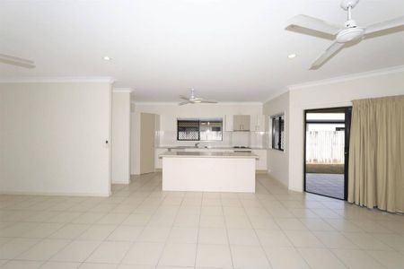 Fully Tiled and Air Conditioned Family Home - Huge Patio - Excellent Value - Photo 3