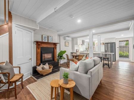 Charming Freehold Cottage - Photo 3