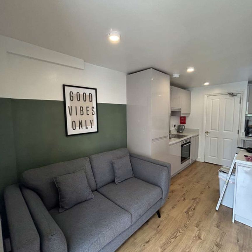 6 bed HMO working professionals in Winchester Room 2 - Photo 1