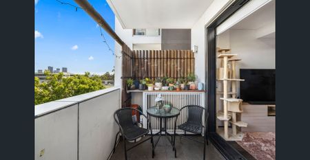 Designer Apartment Offering a Modern Lifestyle - Photo 4