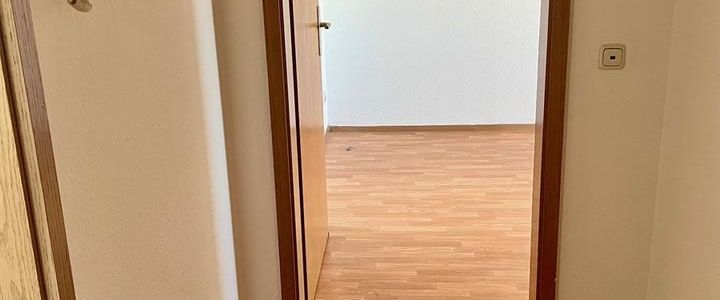 frei ab 01.01.2026 - Helle 1-Raum-Dachgeschosswohnung – ideal für junge Leute - Foto 1