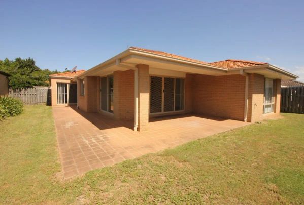 “Spacious 4 Bedroom Home in North Lakes School Zone!” - Photo 1