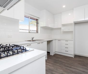 Stunning fully renovated 2 bedroom home unit - Photo 2