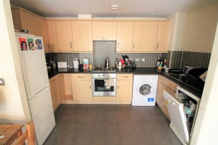 3 bedroom flat to rent - Photo 3