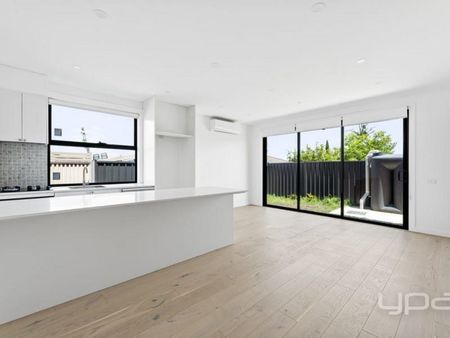 Clean, Convenient Townhouse! - Photo 4