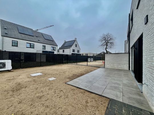 NIEUWBOUWWONING MET 3 SLAAPKAMERS, TUIN EN CARPORT - Photo 1