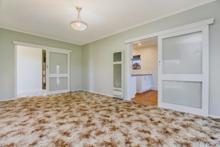 3 Bed, 1 Bath - Photo 2