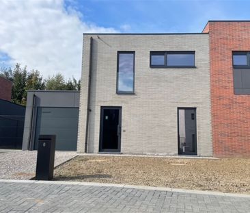 Nouvelle maison dans un quartier résidentiel - Photo 1