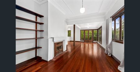 Spacious 4 Bed Home; Freshly Painted Throughout & Newly Polished Floors - Photo 3