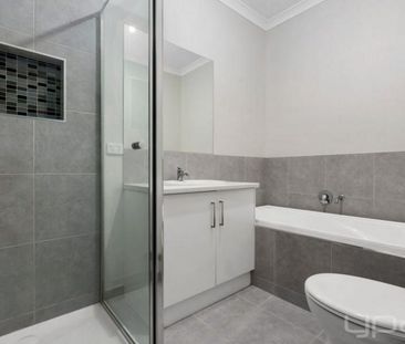 Stylish Comfort Meets Convenience - Photo 2