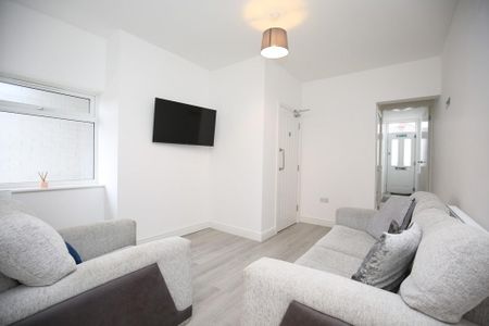 1 bedroom in a house share to rent - Photo 2