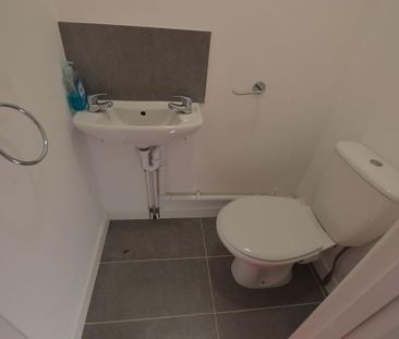 5 bedroom end of terrace house to rent - Photo 2