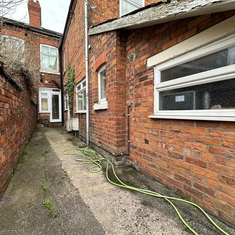 1 bedroom ground floor flat to rent - Photo 1
