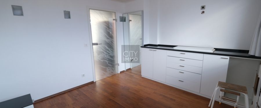 Luxuriöse Dachgeschosswohnung mit Balkon, Einbauküche und Schreinereinbauten - Foto 1