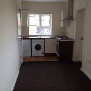 1 bed Studio - To Let - Photo 2