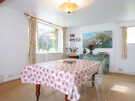 A charming cottage nestled in a peaceful yet convenient location. - Photo 2