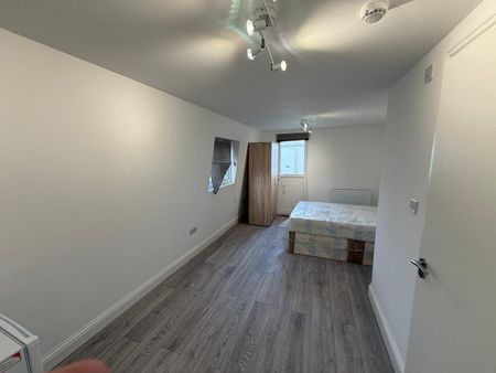 Studio Flat, Sellincourt Road, SW17 - Photo 2