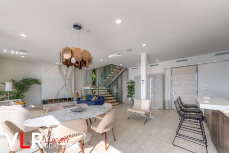 House in West Vancouver, BC - Photo 3