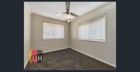 Air Conditioned 3 Bedroom Home In McDowall State School Catchment. Huge Patio And Solar - Photo 5