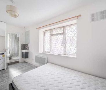 Goldbeaters Grove, Edgware, HA8 - Photo 3