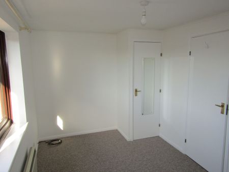 3 bed House - To Let - Photo 4