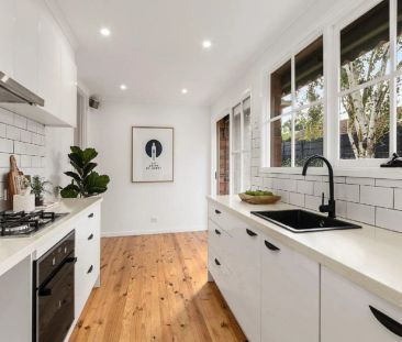 CHIC, STYLISH AND IN A PERFECT LOCATION! - Photo 5