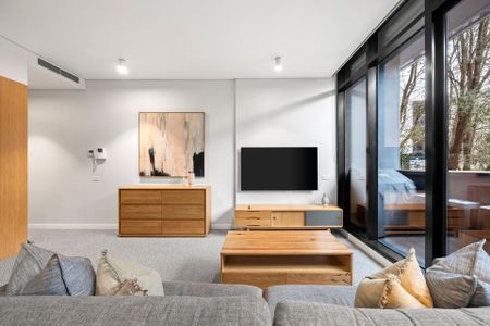 Stunning 1-Bedroom Ground Floor Apartment in the Sought-After Location!!! - Photo 2