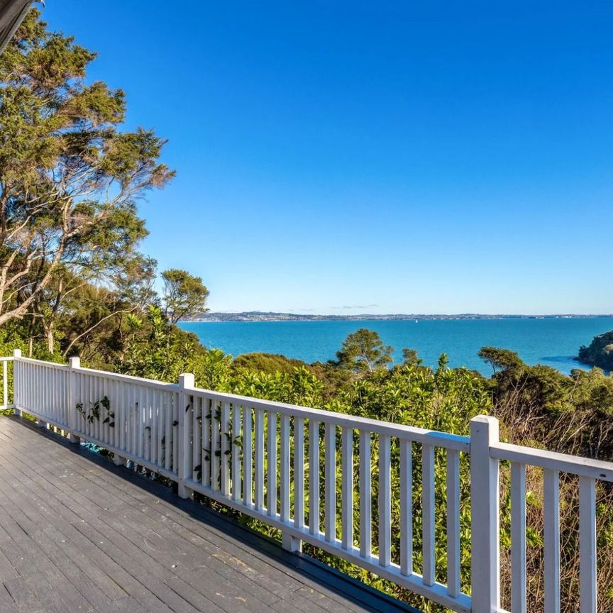 Tranquil Coastal Retreat with Breathtaking Views - Waiheke Island - Photo 1