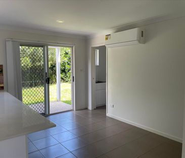 Stylish Townhouse in Coomera – Contemporary Living in a Prime Location - Photo 2