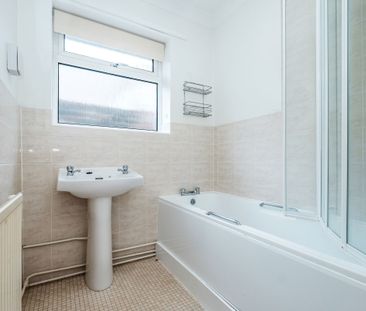 3 bedroom bungalow to rent Seafield Avenue, Goring-by-Sea, Worthing... - Photo 3