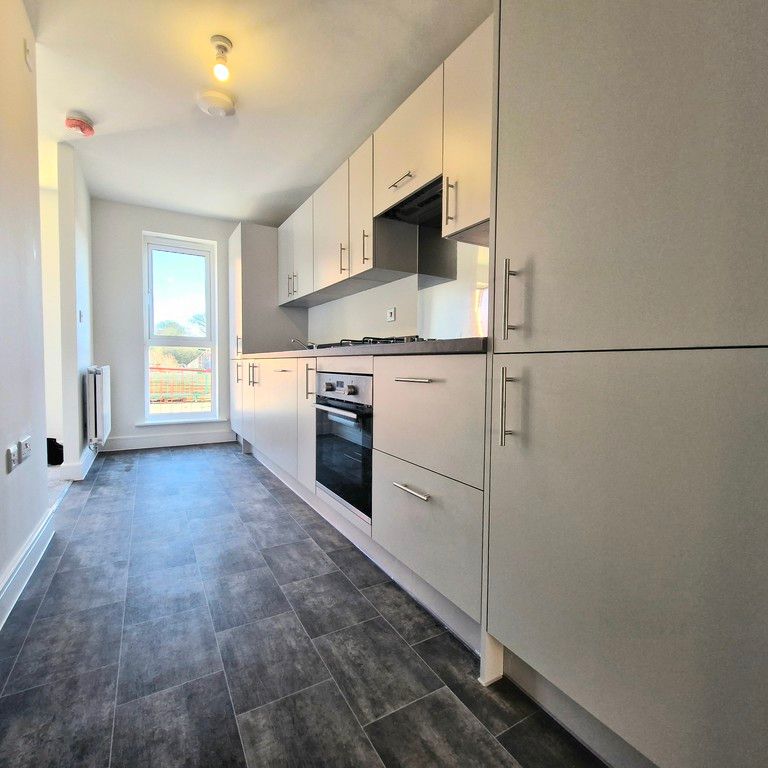 2 bedroom semi-detached to let - Photo 1