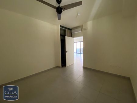 Location Appartement 3 pièces 74m² ST DENIS 97400 - Photo 4