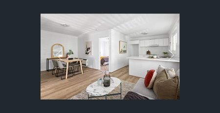 Top-Floor Apartment in a Prime Tree-Lined Location - Photo 4