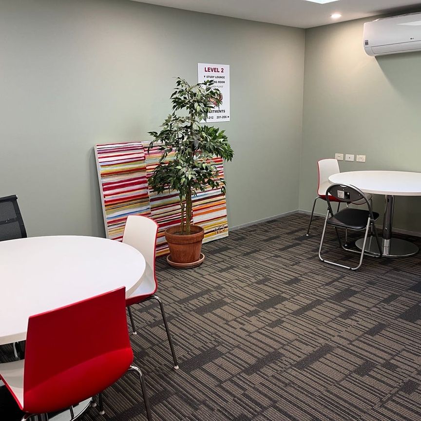 Superior Studio Apartment – Discounted Rate! - Photo 1