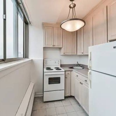 Wonderful Studio Apartment for Rent @224 St. George Street $1370 - Photo 1